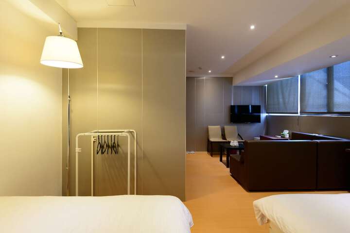Room 9 of 32