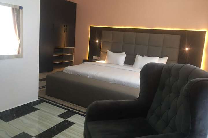 Room 16 of 33