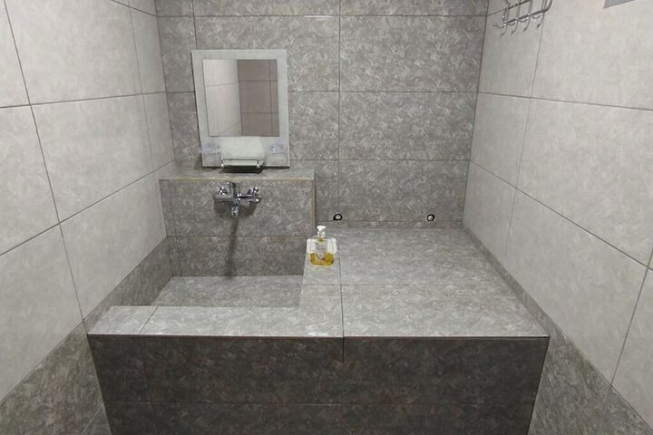 Room 6 of 8