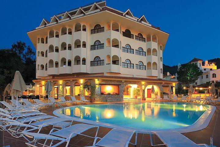 Hotel Pool