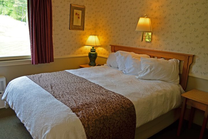 Slope Queen Bed with View (49 of 100)
