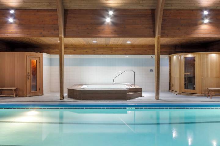 Indoor spa tub