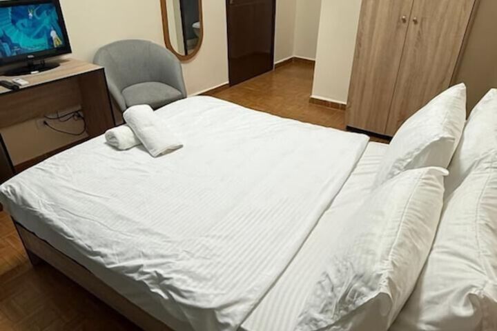 Room 6 of 16
