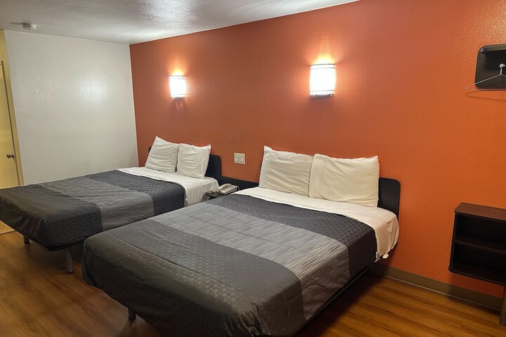 Basic Room 2 Queen Beds (2 of 4)