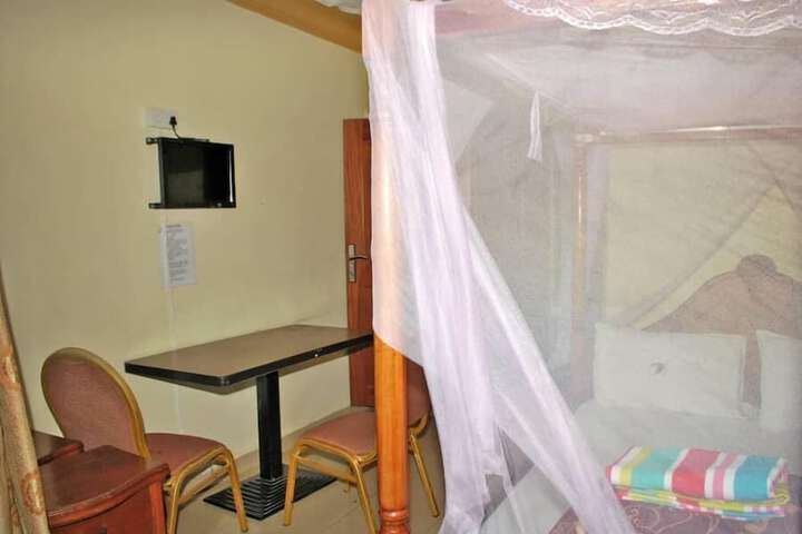 Room 8 of 16