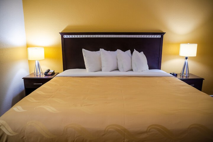 1 King Bed (24 of 31)