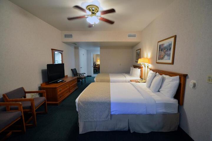 2 Queen Beds (6 of 17)
