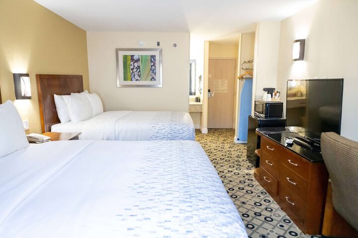 2 Queen Beds (22 of 23)