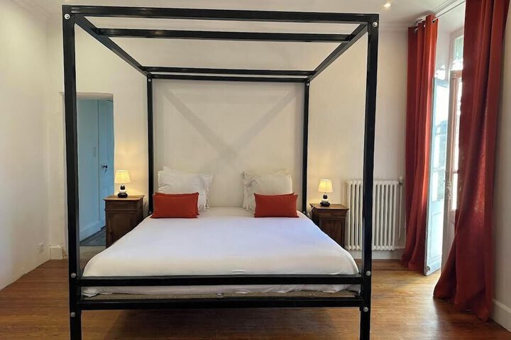Room 28 of 104