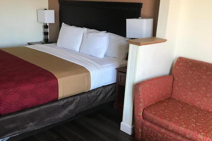 Basic Room 1 King Bed (5 of 7)