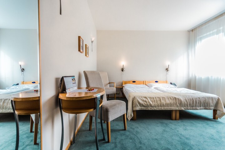 Room 27 of 102