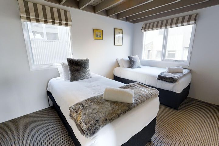Room 15 of 166
