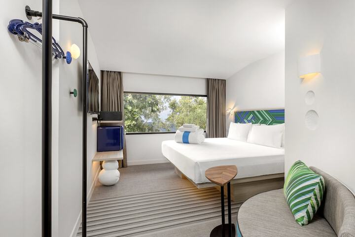 Room 6 of 73