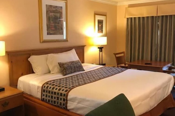 1 King Bed (6 of 8)