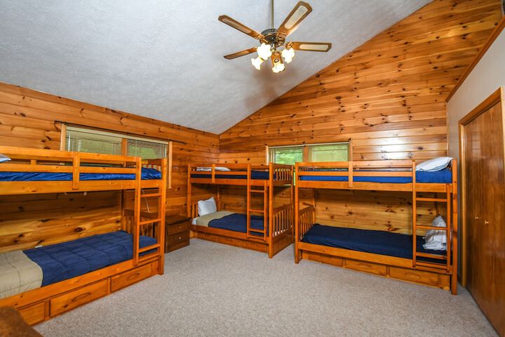 Hillside Retreat Four Bedroom Holiday Home in McHenry, MD