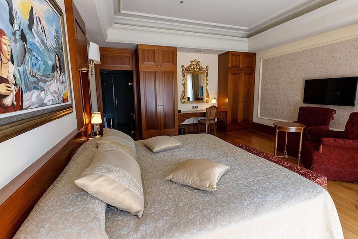 Room 90 of 336