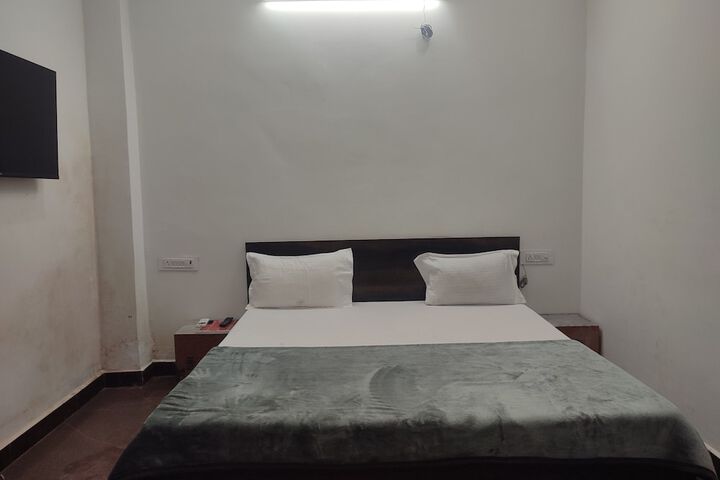 Room 4 of 12