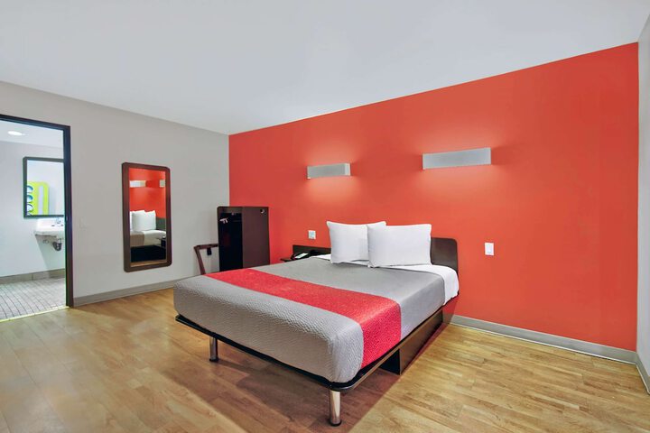 1 King Bed (3 of 12)