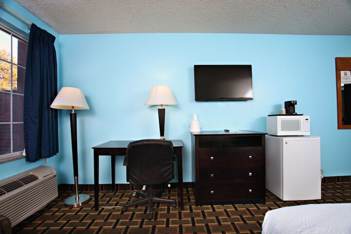 1 King Bed (2 of 6)