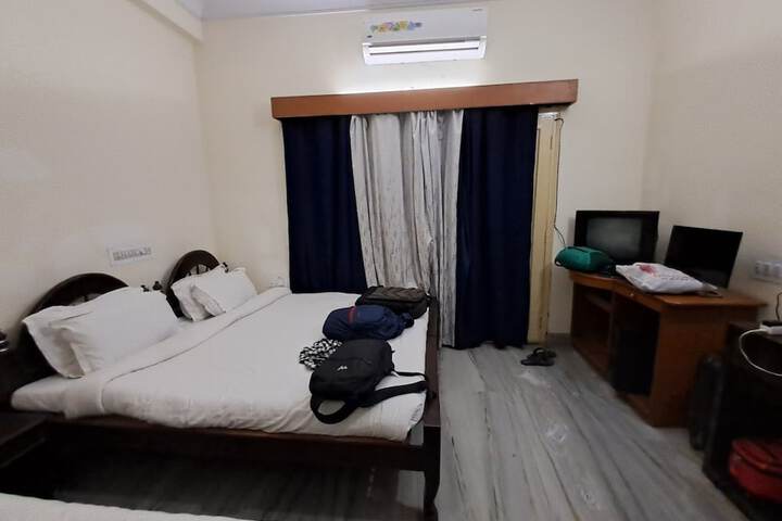 Room 9 of 14