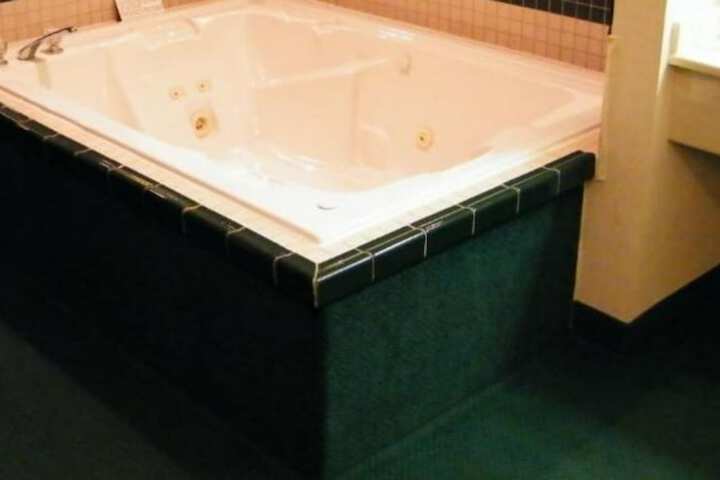 Jetted tub