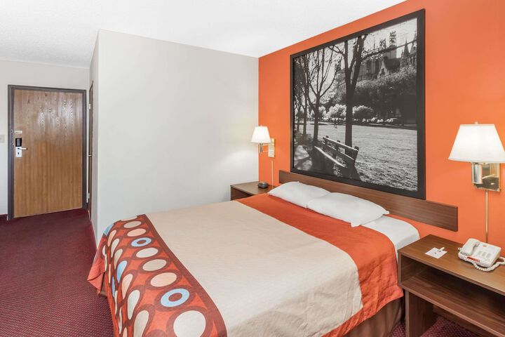 1 Queen Bed (3 of 13)