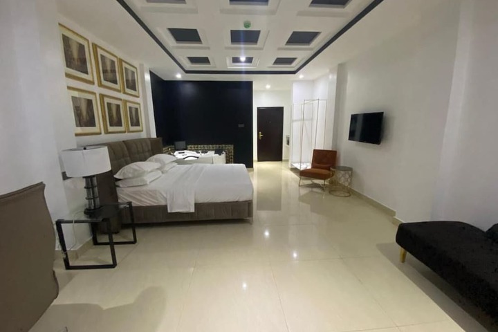Room 17 of 33