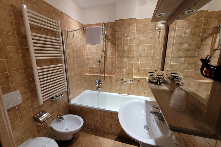 Room 105 of 194