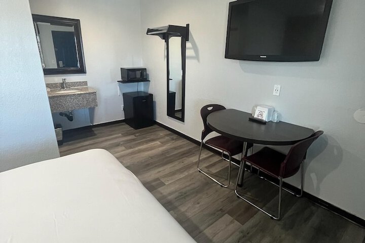 Deluxe Room 1 Queen Bed Refrigerator, Microwave (3 of 6)
