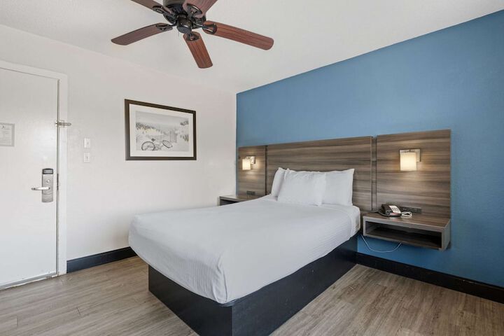2 Double Beds Microwave and Refrigerator Flat Screen Television Work Desk High Speed Internet Accessible Continental Breakfast (18 of 32)