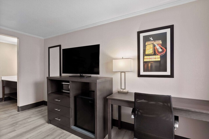 Queen Bed Accessible (9 of 12)