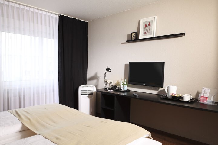 Room 15 of 28