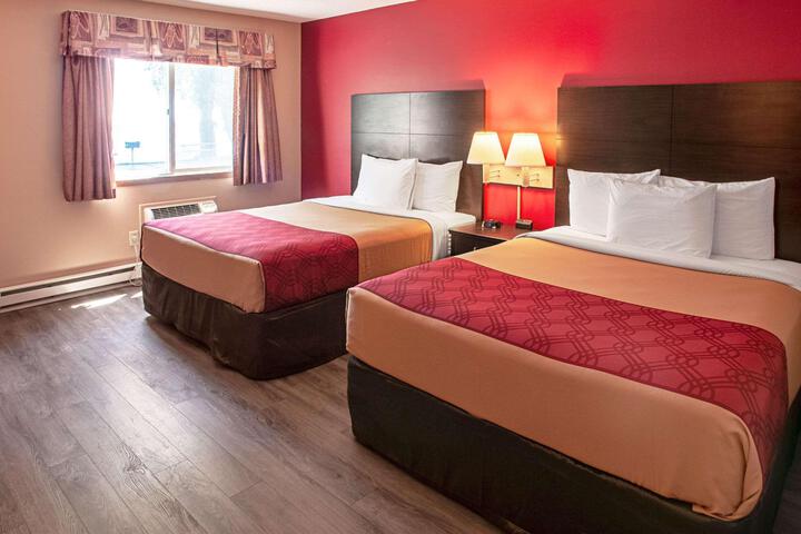 2 Queen Beds (1 of 8)