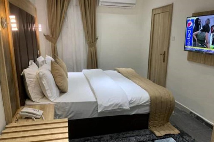 Room 8 of 9