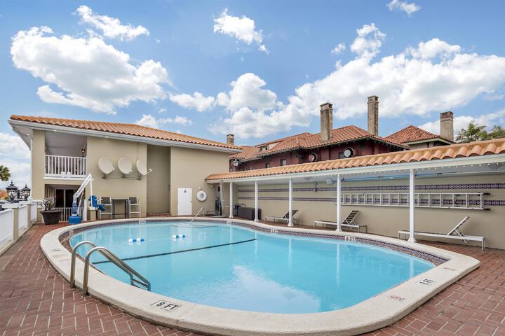 Hotel Pool