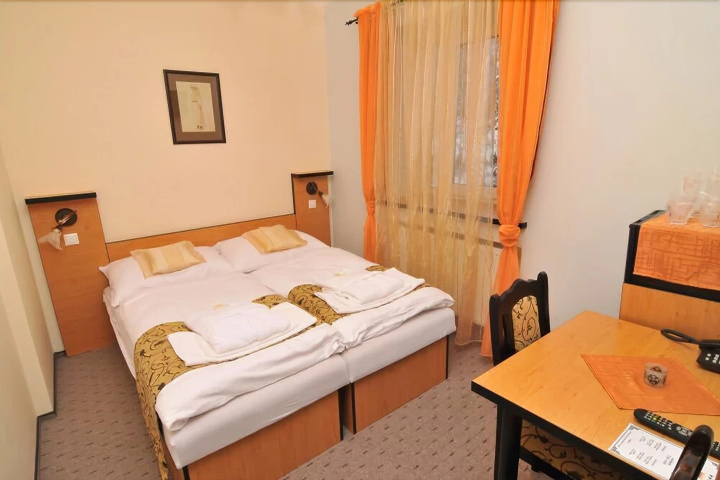 Room 4 of 30