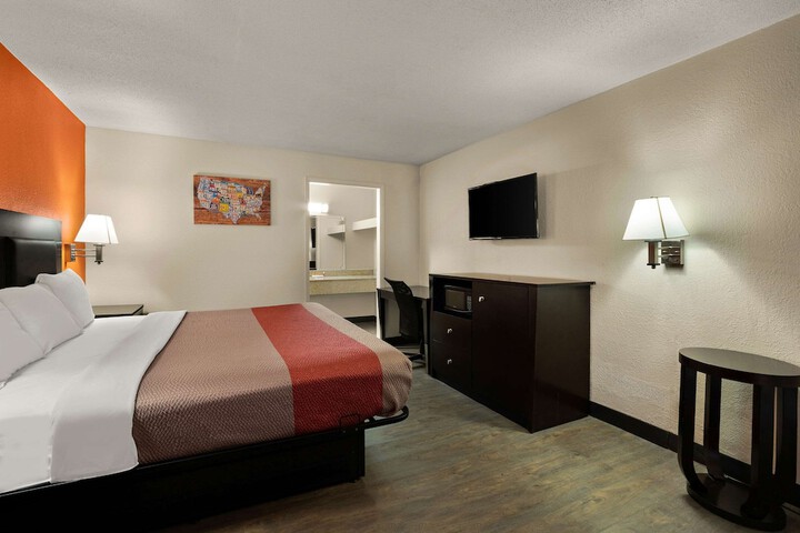 1 King Bed (3 of 12)
