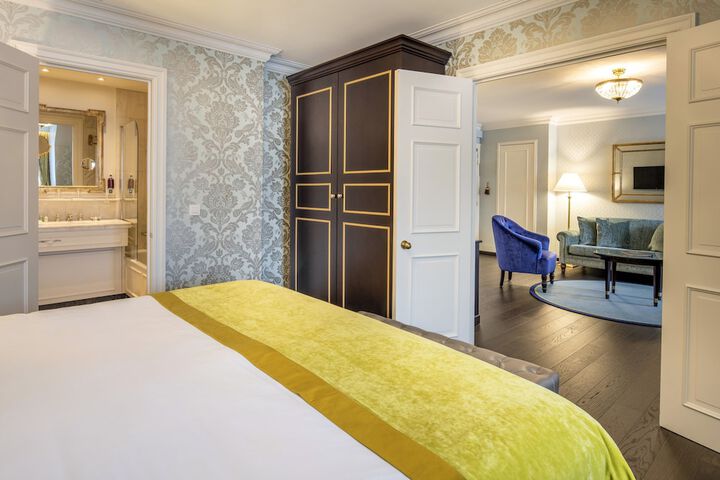 Room 35 of 142