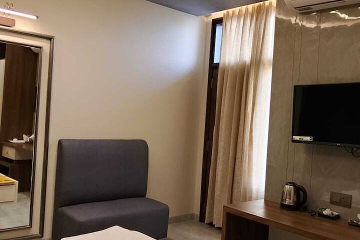 Room 4 of 7