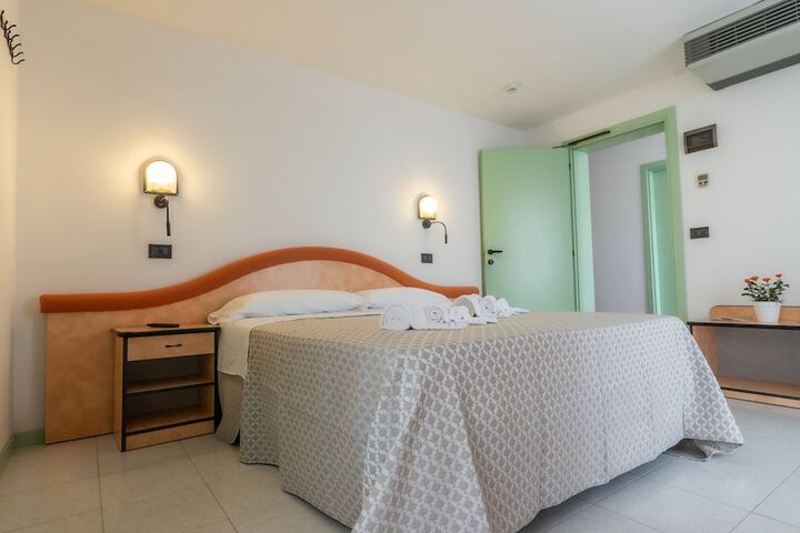 Room 6 of 38