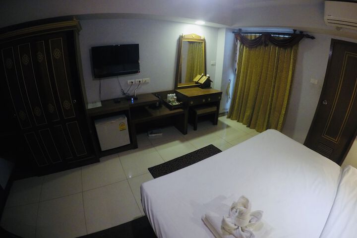 Room 14 of 77