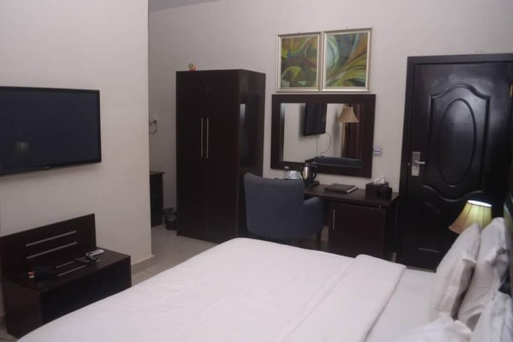 Room 6 of 25