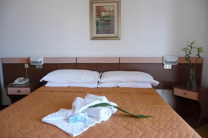 Room 8 of 27