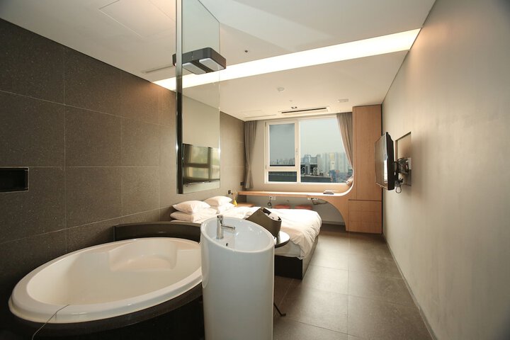 Room 30 of 59