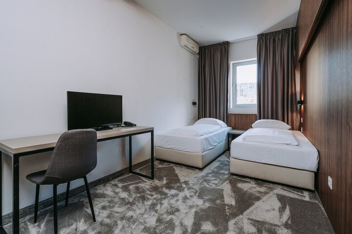 Room 32 of 127