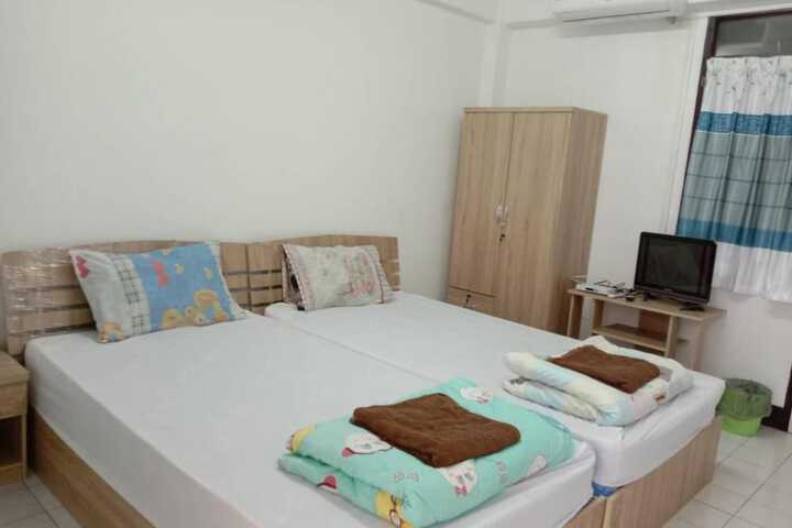 Room 9 of 42