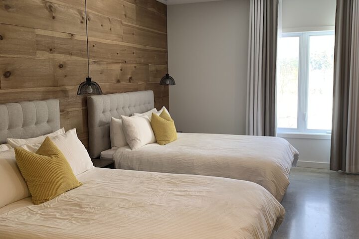 2 Queen Beds (17 of 19)