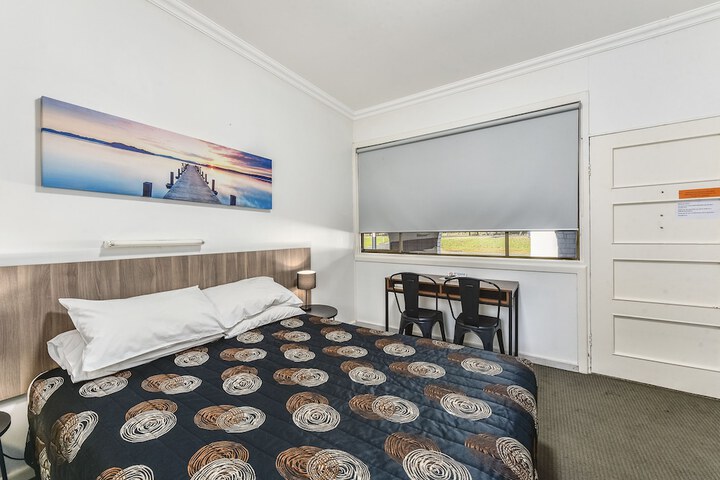 Room 7 of 18