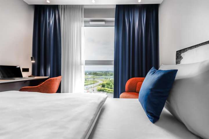 Room 6 of 44
