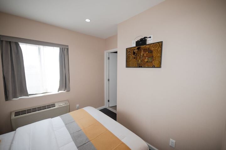 Basic Queen Bed (1 of 17)